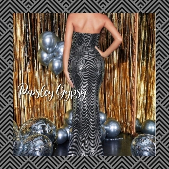 Glamorous Abstract Silver and Black Strapless Fit and Flare Formal Gown - Picture 3 of 15